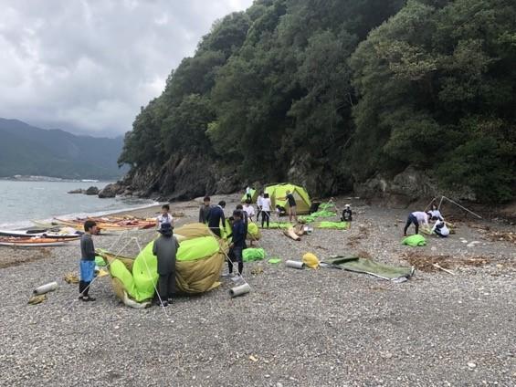 無人浜でのテント泊準備